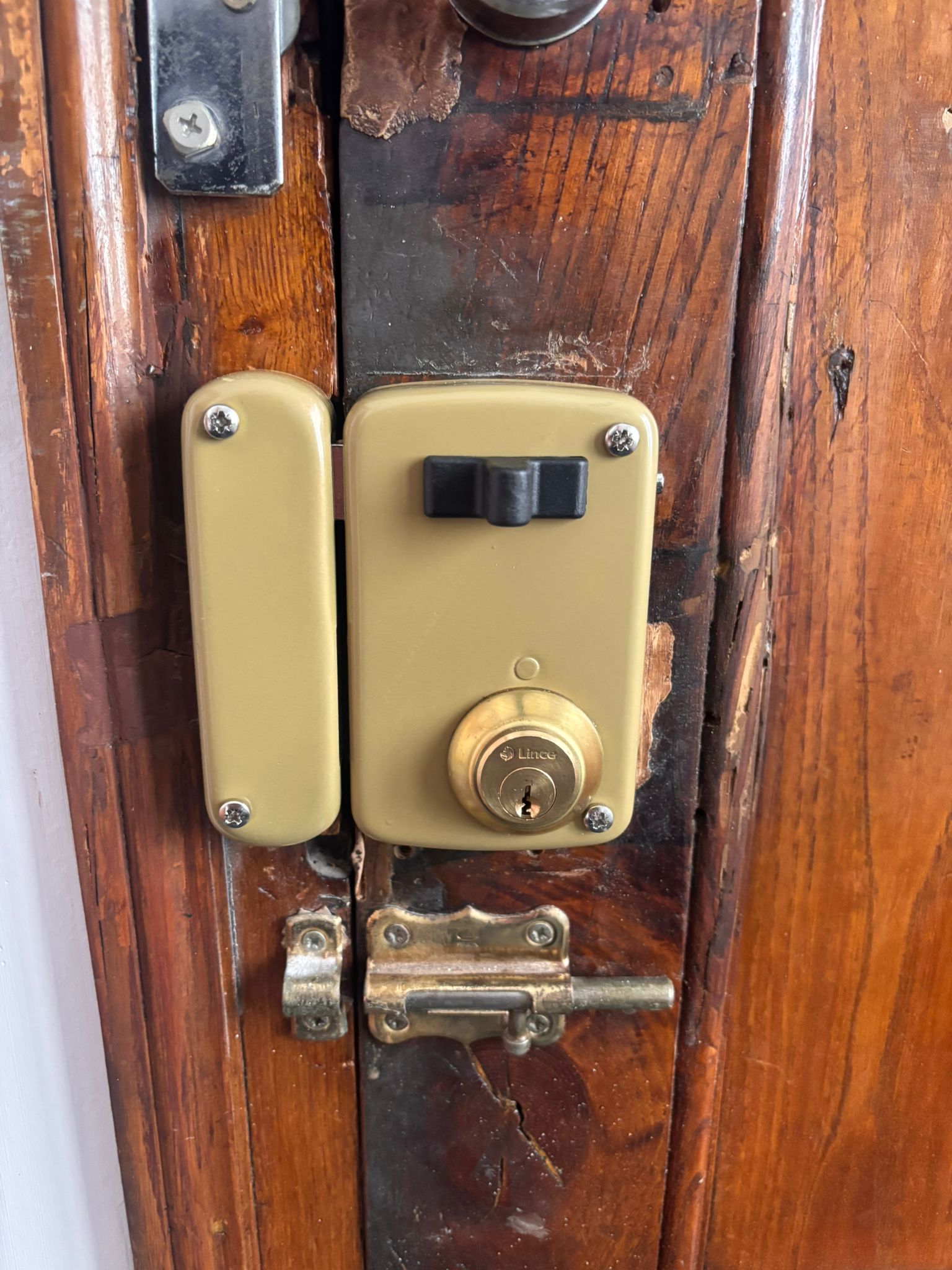 Cerradura de sobreponer Lince en puerta madera
