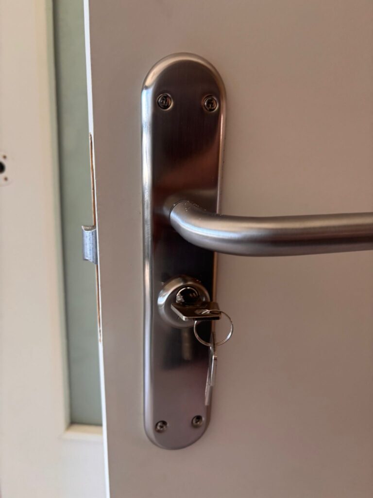 Maneta con escudo y llave insertada en cerradura
