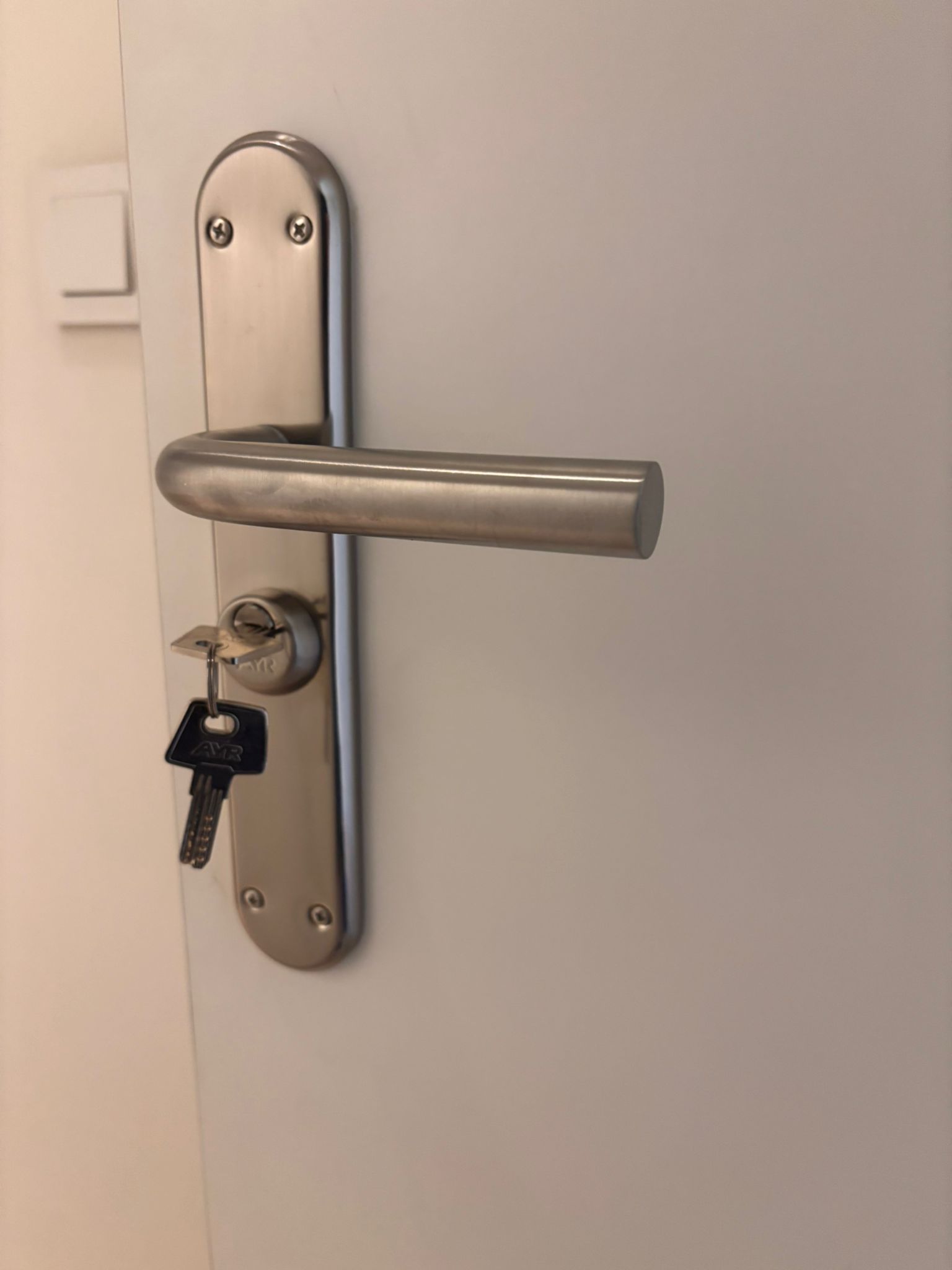 Maneta de puerta con bombín y llaves insertadas