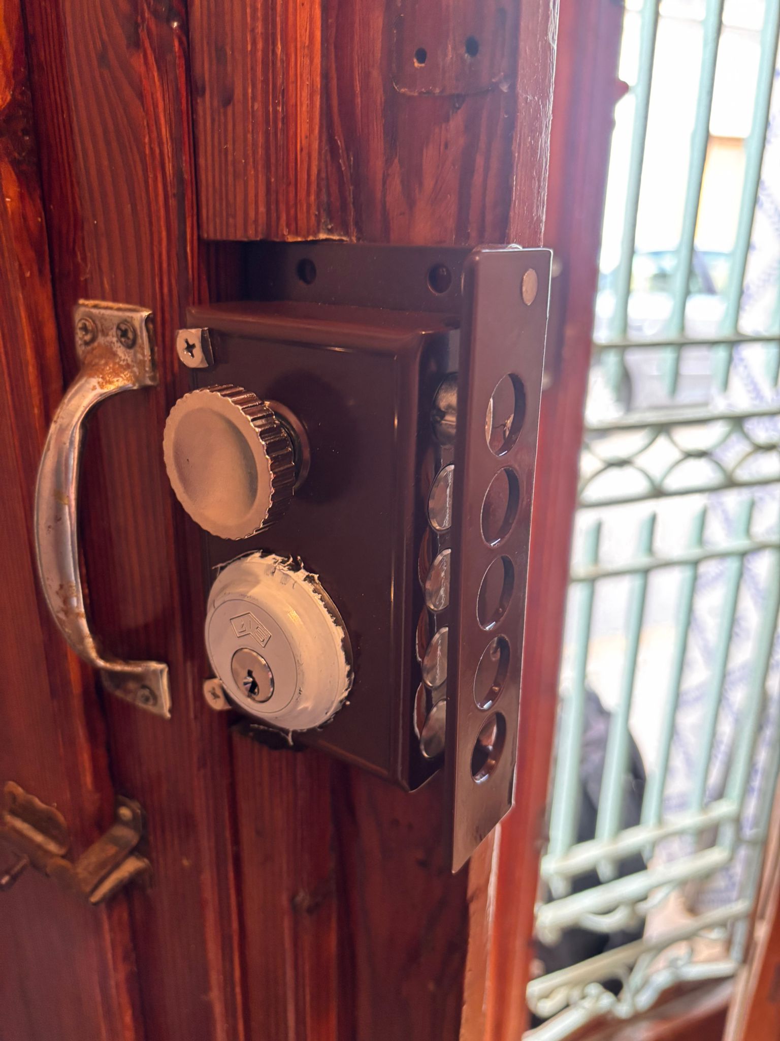 Tarja de refuerzo en marco de puerta de madera